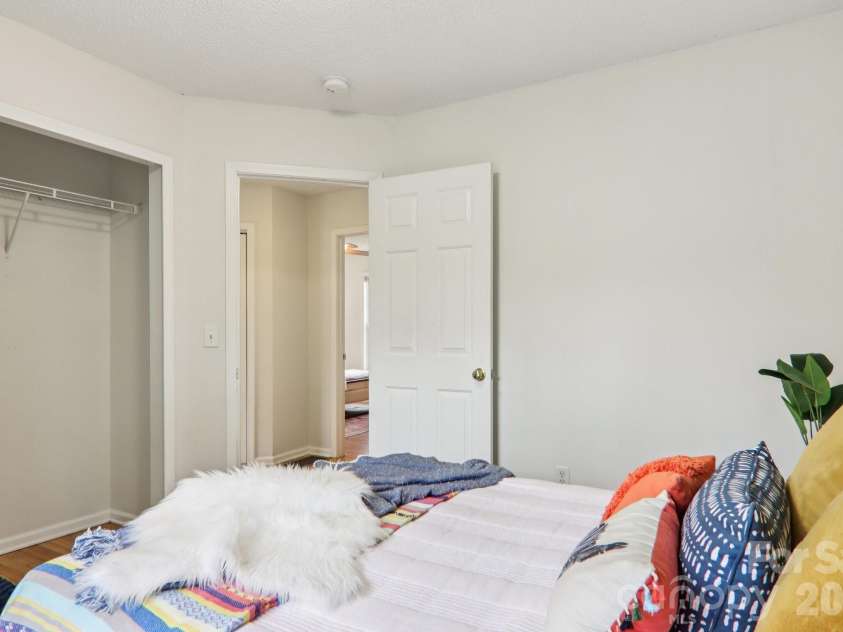 17 Castle Street, Asheville, NC 28803.  MLS# CAR4364977, YatesRealty ID 15564. 