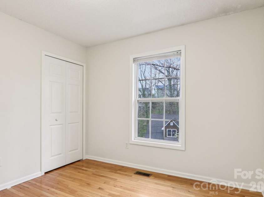 17 Castle Street, Asheville, NC 28803.  MLS# CAR4364977, YatesRealty ID 15564. 