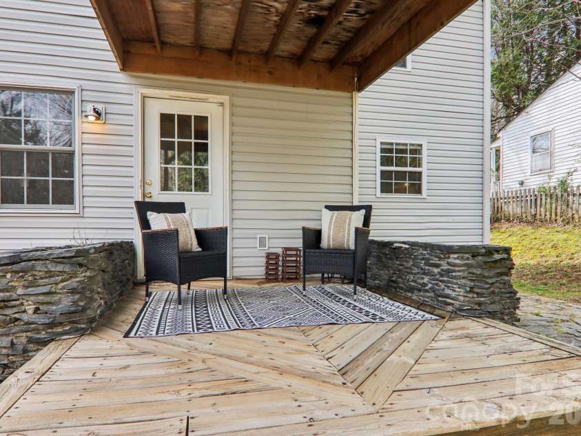 17 Castle Street, Asheville, NC 28803.  MLS# CAR4364977, YatesRealty ID 15564. 