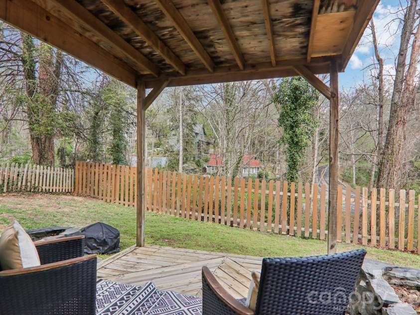 17 Castle Street, Asheville, NC 28803.  MLS# CAR4364977, YatesRealty ID 15564. 