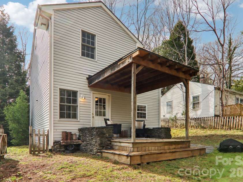 17 Castle Street, Asheville, NC 28803.  MLS# CAR4364977, YatesRealty ID 15564. 
