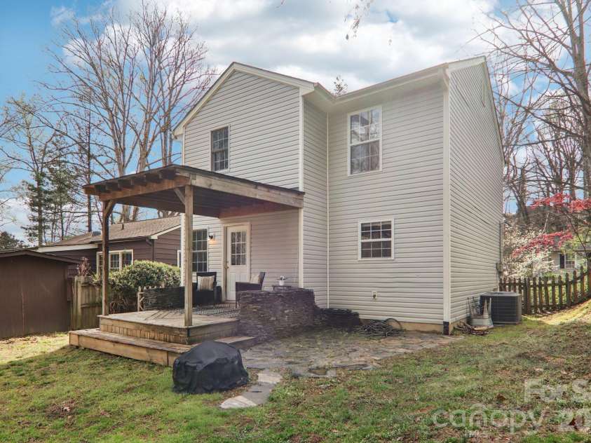 17 Castle Street, Asheville, NC 28803.  MLS# CAR4364977, YatesRealty ID 15564. 