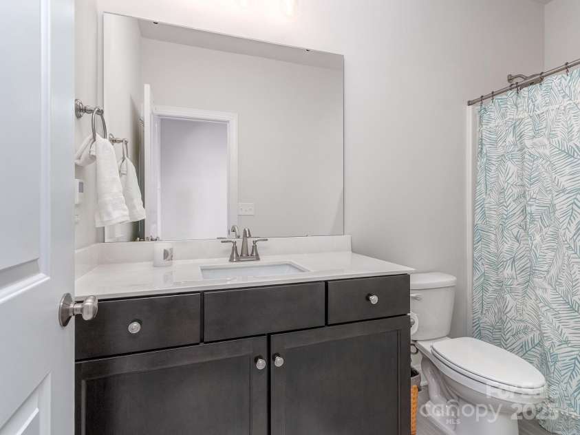 143 Robinson Ridge Drive, Mooresville, NC 28117.  MLS# CAR4246025, YatesRealty ID 15567. Hall Bath