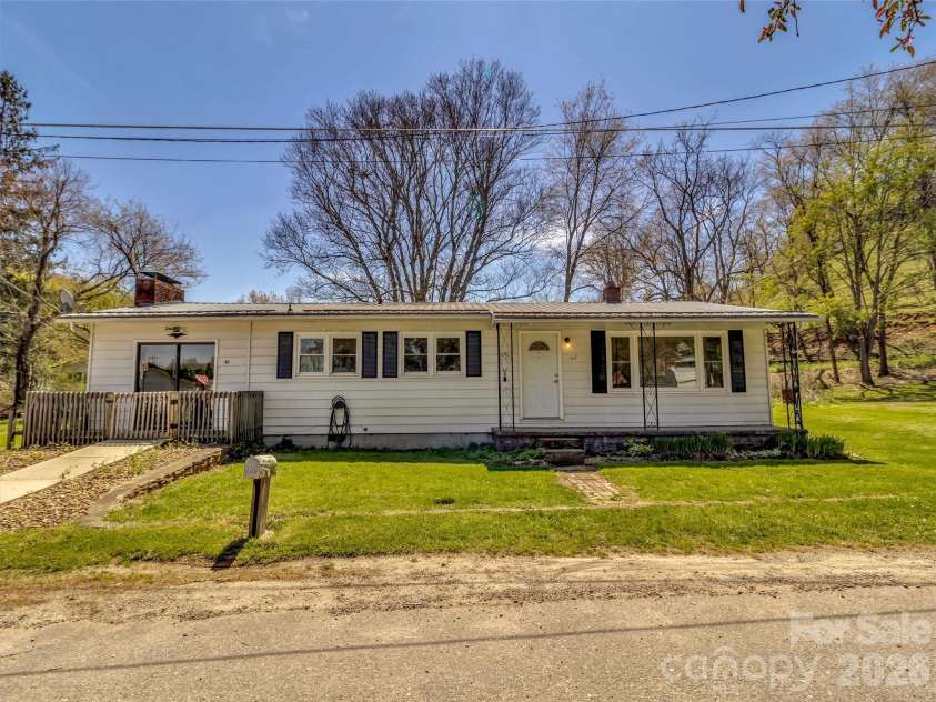 61 Indian Trail Loop, Waynesville, NC 28786.  MLS# CAR4368770, YatesRealty ID 15569. 