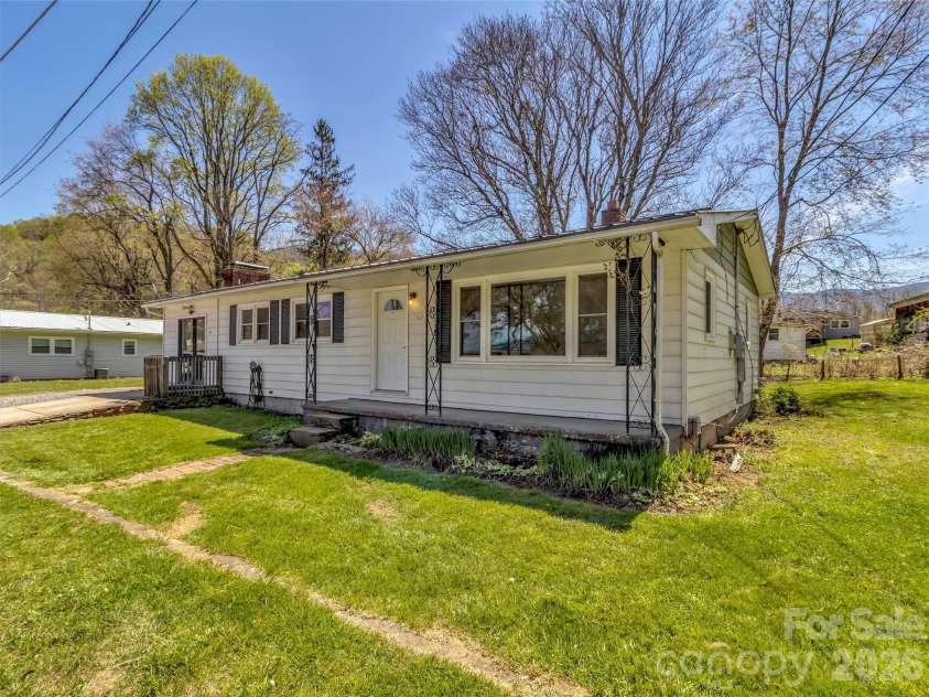 61 Indian Trail Loop, Waynesville, NC 28786.  MLS# CAR4368770, YatesRealty ID 15569. 