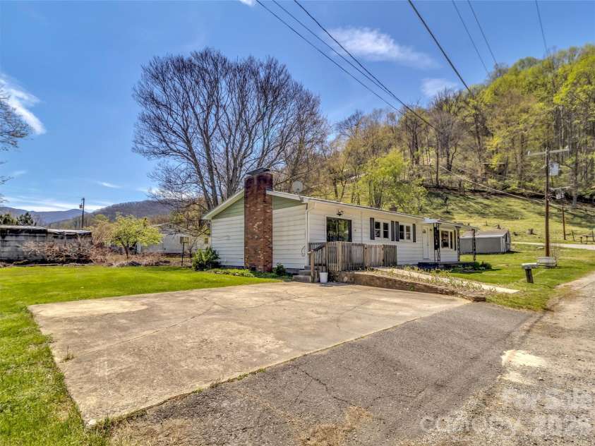 61 Indian Trail Loop, Waynesville, NC 28786.  MLS# CAR4368770, YatesRealty ID 15569. 