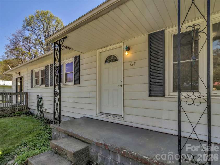 61 Indian Trail Loop, Waynesville, NC 28786.  MLS# CAR4368770, YatesRealty ID 15569. 