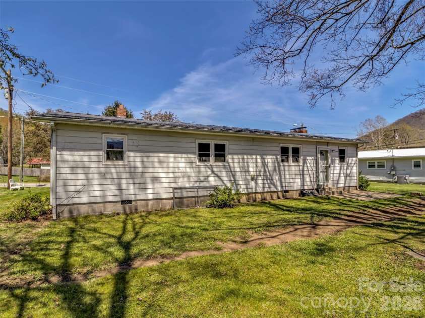 61 Indian Trail Loop, Waynesville, NC 28786.  MLS# CAR4368770, YatesRealty ID 15569. 