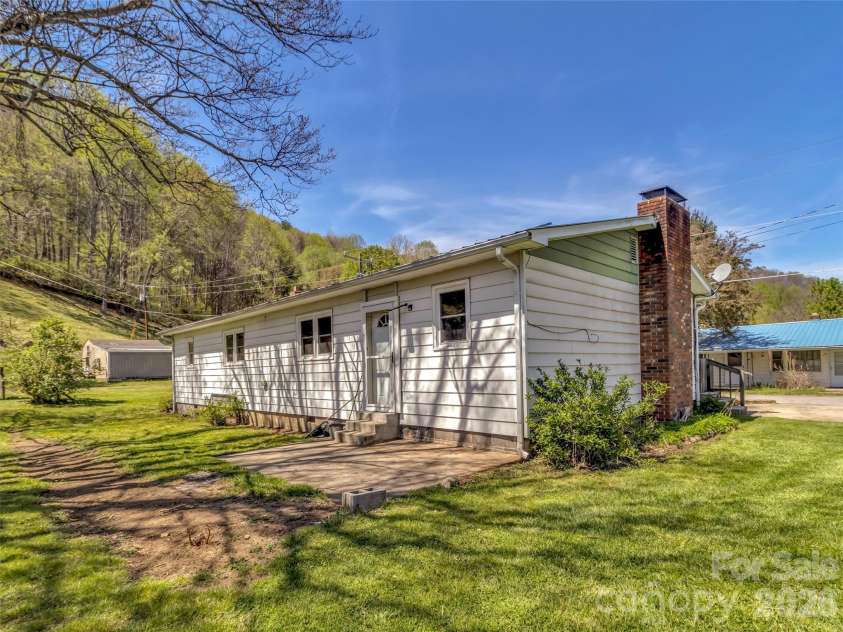61 Indian Trail Loop, Waynesville, NC 28786.  MLS# CAR4368770, YatesRealty ID 15569. 