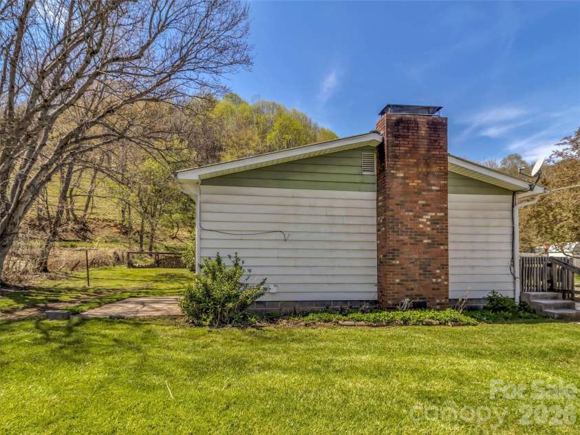 61 Indian Trail Loop, Waynesville, NC 28786.  MLS# CAR4368770, YatesRealty ID 15569. 