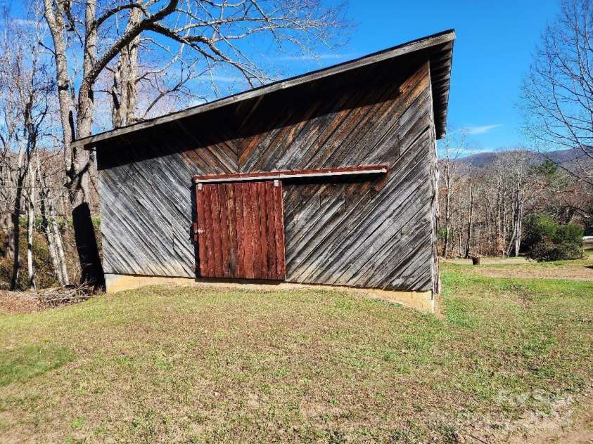 20 Coventry Lane, Burnsville, NC 28714.  MLS# CAR4199768, YatesRealty ID 1557. Barn