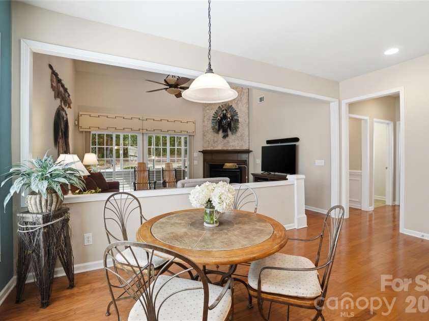 10469 Scotland Avenue, Fort Mill, SC 29707.  MLS# CAR4369452, YatesRealty ID 15570. Eat in Kitchen