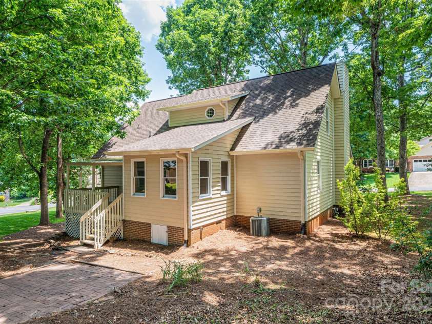 5138 Foley Drive, Hickory, NC 28601.  MLS# CAR4217198, YatesRealty ID 15572. Back Yard.