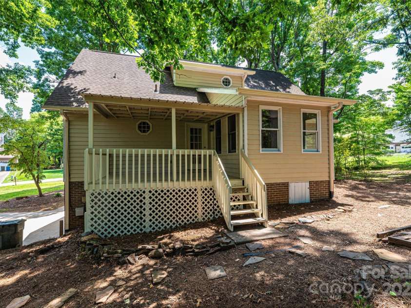 5138 Foley Drive, Hickory, NC 28601.  MLS# CAR4217198, YatesRealty ID 15572. Back Yard.