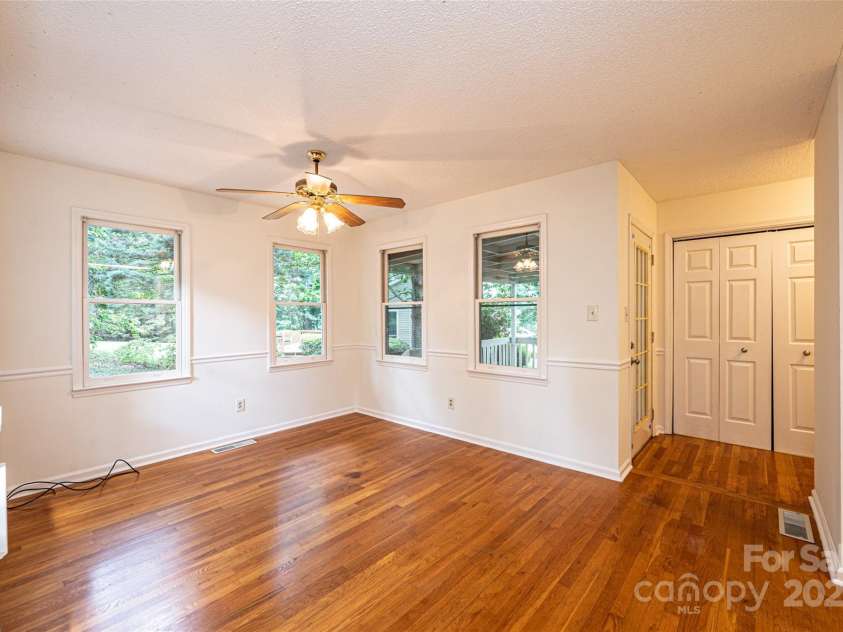 5138 Foley Drive, Hickory, NC 28601.  MLS# CAR4217198, YatesRealty ID 15572. Breakfast Area.