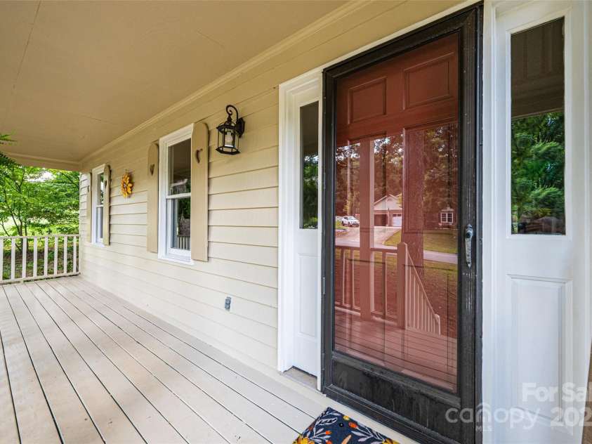 5138 Foley Drive, Hickory, NC 28601.  MLS# CAR4217198, YatesRealty ID 15572. Front Porch