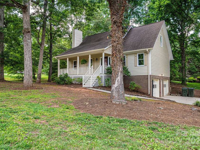 5138 Foley Drive, Hickory, NC 28601.  MLS# CAR4217198, YatesRealty ID 15572. Front yard