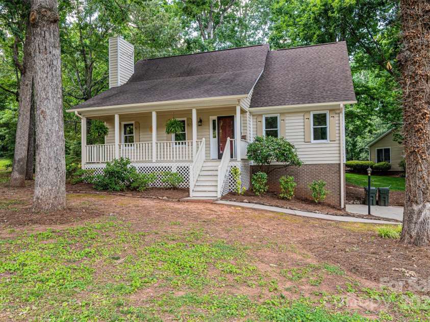 5138 Foley Drive, Hickory, NC 28601.  MLS# CAR4217198, YatesRealty ID 15572. Front Yard