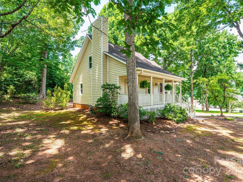 5138 Foley Drive, Hickory, NC 28601.  MLS# CAR4217198, YatesRealty ID 15572. Front Yard- Side View