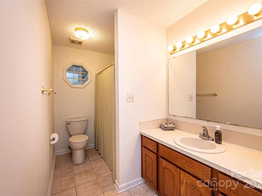 5138 Foley Drive, Hickory, NC 28601.  MLS# CAR4217198, YatesRealty ID 15572. Master Full Bath.