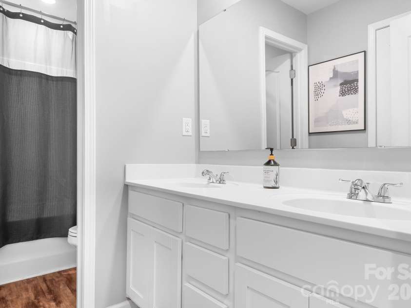 210 Silver Oak Circle, Rockwell, NC 28138.  MLS# CAR4358487, YatesRealty ID 15573. Upper full bath