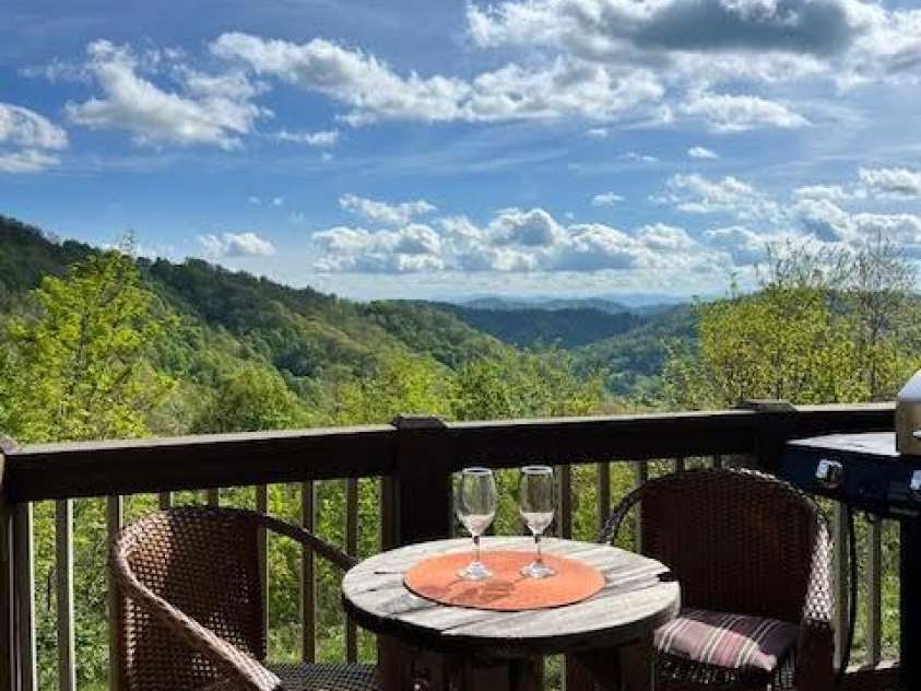 115 Breakaway Trail, Mars Hill, NC 28754.  MLS# CAR4257257, YatesRealty ID 15574. MOUNTAIN VIEWS FOR MILES!