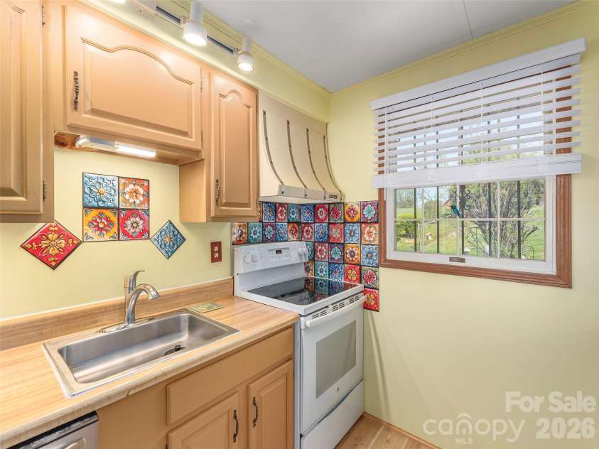86 Hideaway Lane, Waynesville, NC 28785.  MLS# CAR4371205, YatesRealty ID 15574. Cheery Sunny Kitchen