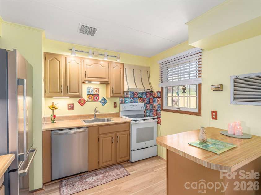 86 Hideaway Lane, Waynesville, NC 28785.  MLS# CAR4371205, YatesRealty ID 15574. Kitchen with breakfast bar