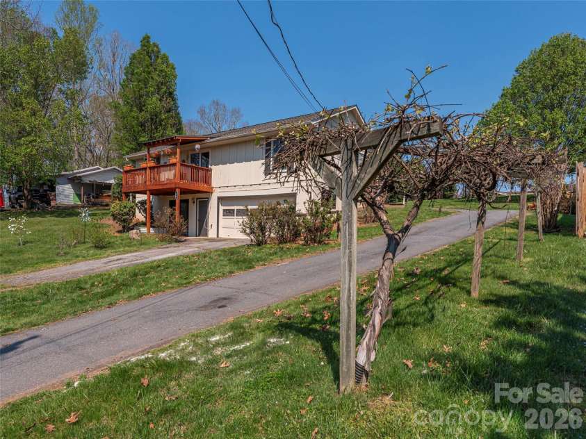 86 Hideaway Lane, Waynesville, NC 28785.  MLS# CAR4371205, YatesRealty ID 15574. Paved Driveway