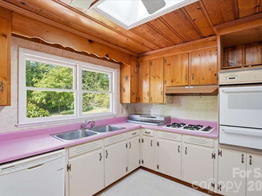160 Denton Street, Columbus, NC 28722.  MLS# CAR4367933, YatesRealty ID 15579. 