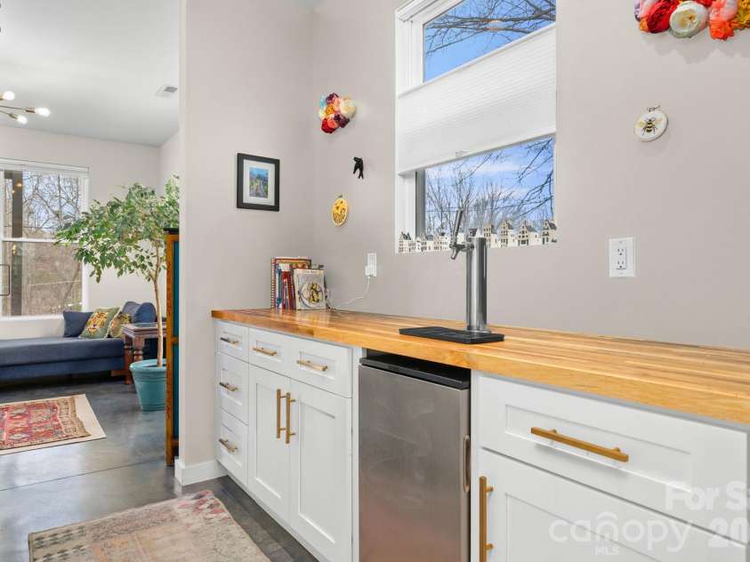 21 Boyd Avenue, Asheville, NC 28806.  MLS# CAR4356260, YatesRealty ID 15580. 