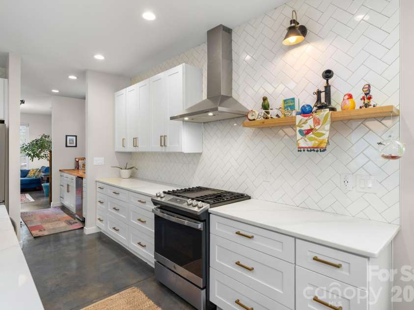21 Boyd Avenue, Asheville, NC 28806.  MLS# CAR4356260, YatesRealty ID 15580. 