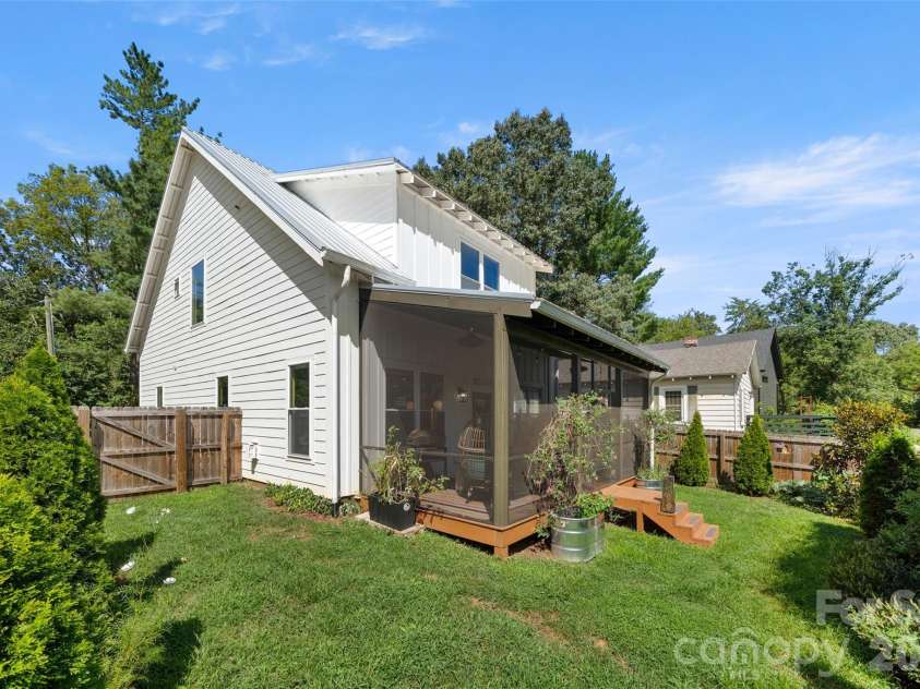 21 Boyd Avenue, Asheville, NC 28806.  MLS# CAR4356260, YatesRealty ID 15580. 