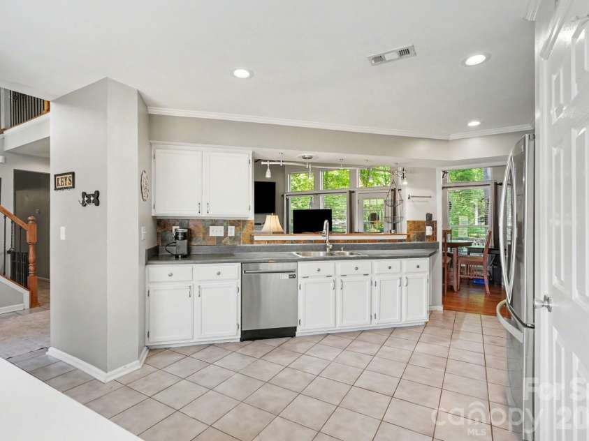 8700 Heather View Court, Charlotte, NC 28216.  MLS# CAR4370631, YatesRealty ID 15581. 