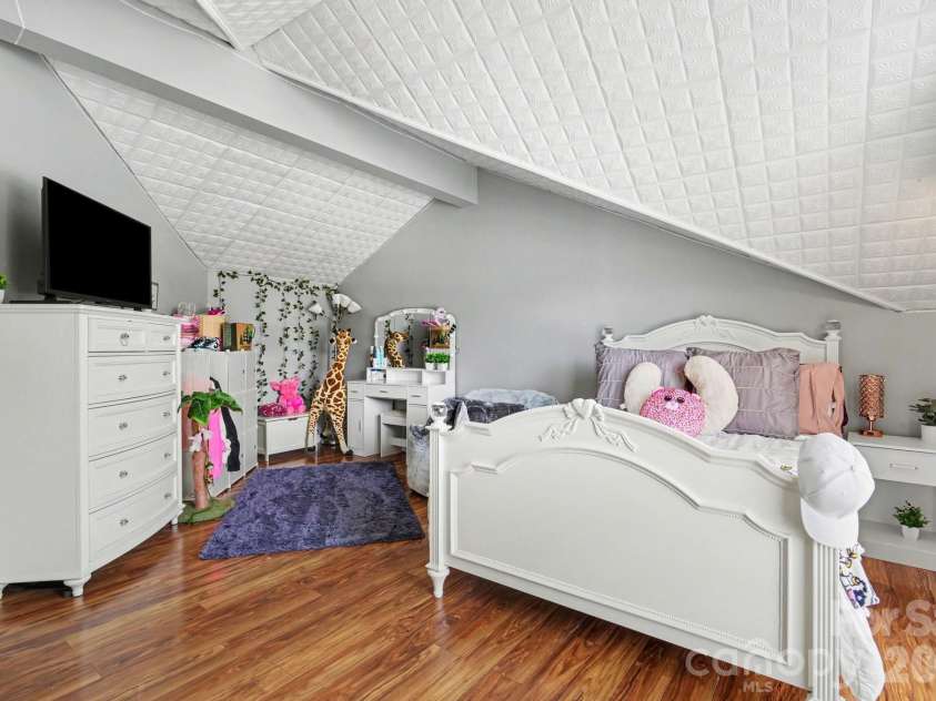 8700 Heather View Court, Charlotte, NC 28216.  MLS# CAR4370631, YatesRealty ID 15581. 