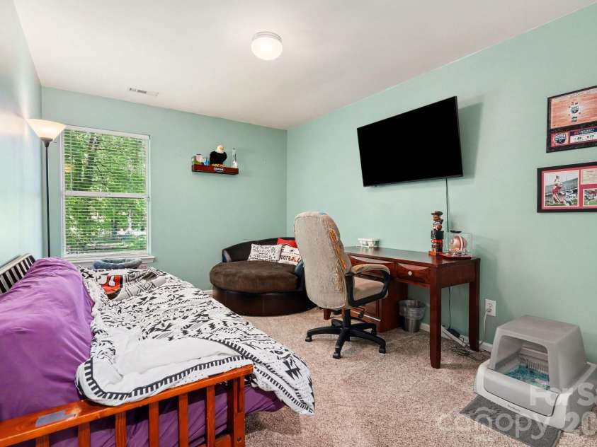 8700 Heather View Court, Charlotte, NC 28216.  MLS# CAR4370631, YatesRealty ID 15581. 
