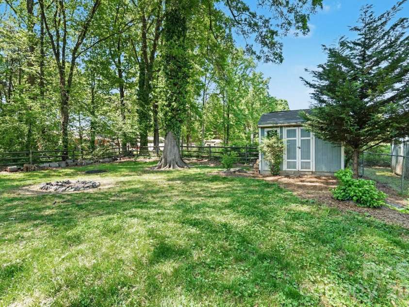 8700 Heather View Court, Charlotte, NC 28216.  MLS# CAR4370631, YatesRealty ID 15581. 