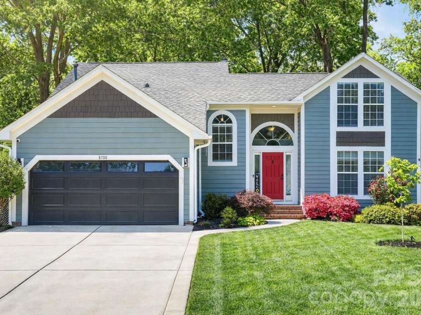 8700 Heather View Court, Charlotte, NC 28216.  MLS# CAR4370631, YatesRealty ID 15581. 