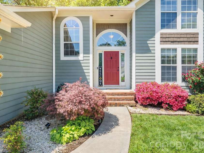8700 Heather View Court, Charlotte, NC 28216.  MLS# CAR4370631, YatesRealty ID 15581. 