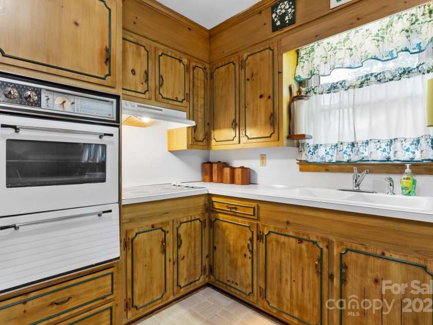 713 Crozet Street, Valdese, NC 28690.  MLS# CAR4258235, YatesRealty ID 15582. 