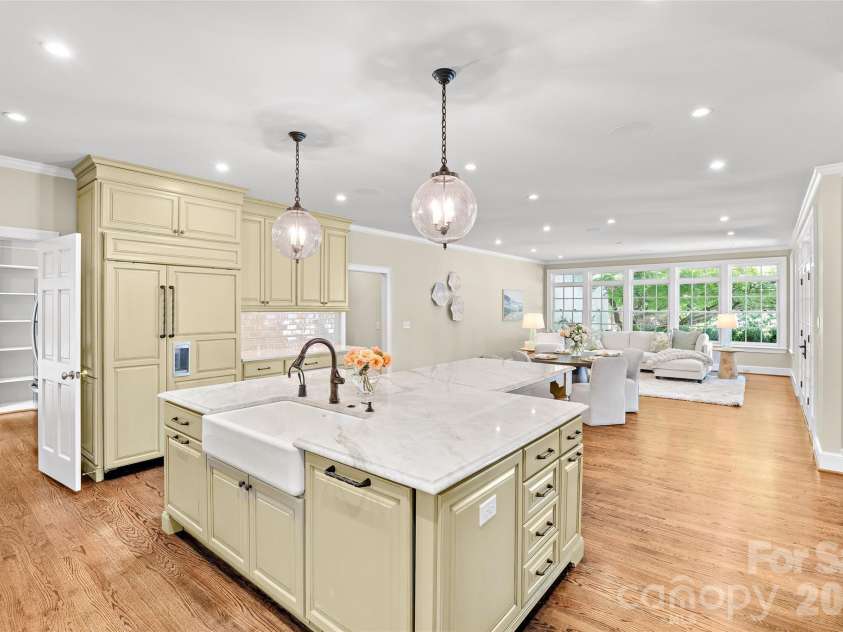 2514 Beretania Circle, Charlotte, NC 28211.  MLS# CAR4373234, YatesRealty ID 15583. 
