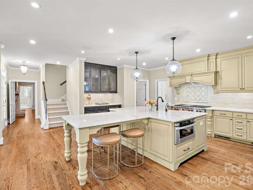 2514 Beretania Circle, Charlotte, NC 28211.  MLS# CAR4373234, YatesRealty ID 15583. 