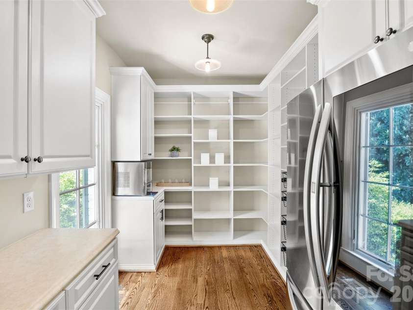 2514 Beretania Circle, Charlotte, NC 28211.  MLS# CAR4373234, YatesRealty ID 15583. 