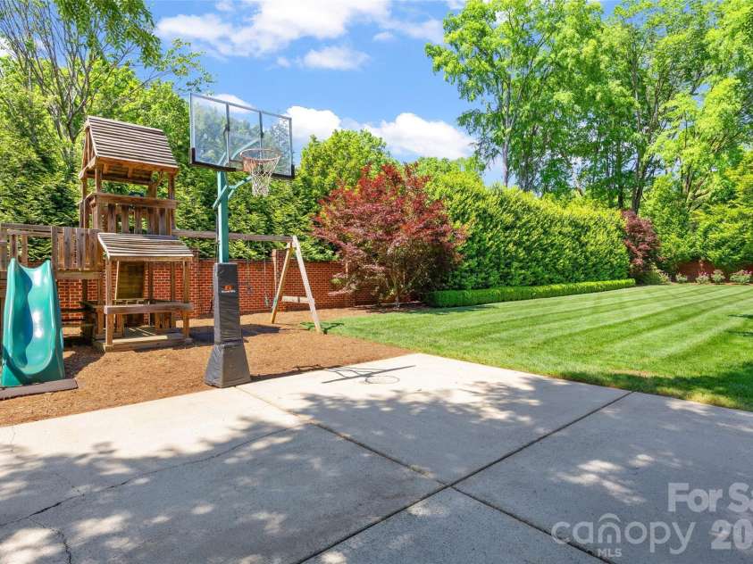 2514 Beretania Circle, Charlotte, NC 28211.  MLS# CAR4373234, YatesRealty ID 15583. 