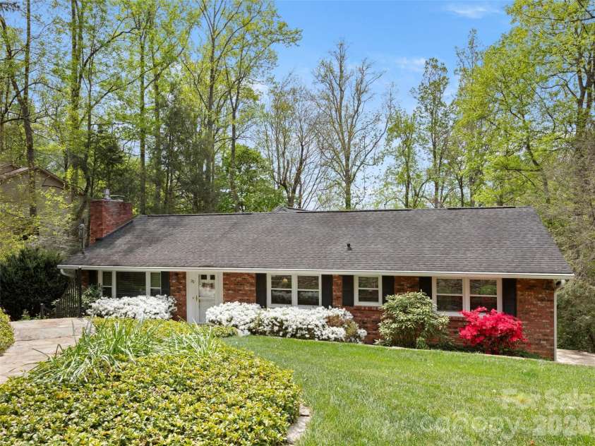 32 Westridge Drive, Asheville, NC 28803.  MLS# CAR4371050, YatesRealty ID 15586. 