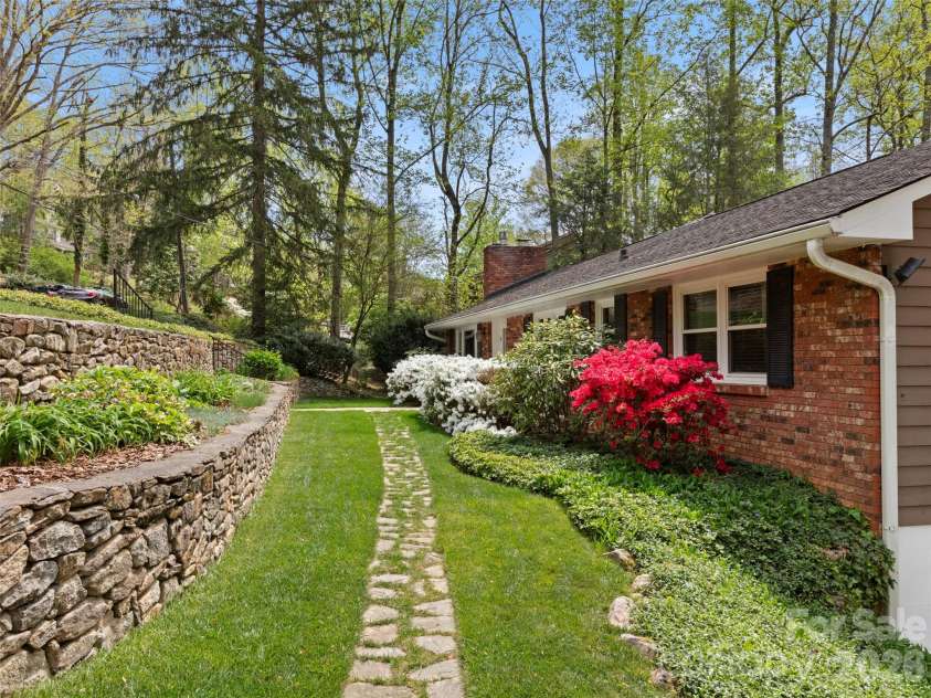 32 Westridge Drive, Asheville, NC 28803.  MLS# CAR4371050, YatesRealty ID 15586. 