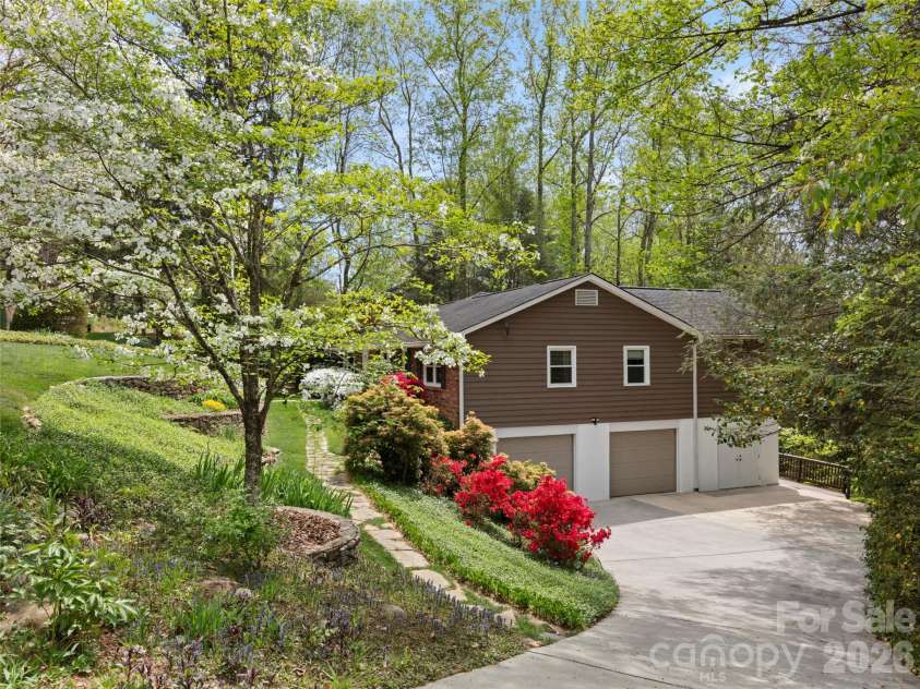 32 Westridge Drive, Asheville, NC 28803.  MLS# CAR4371050, YatesRealty ID 15586. 