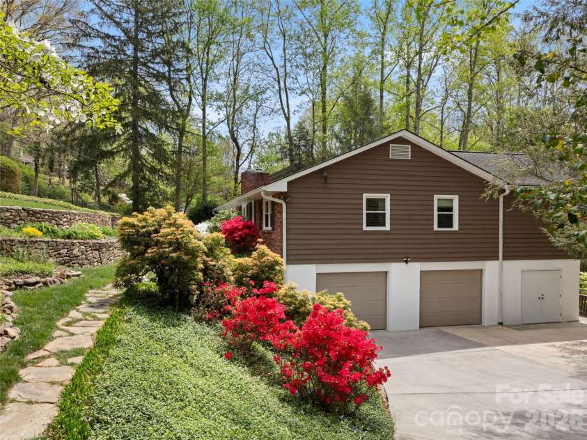 32 Westridge Drive, Asheville, NC 28803.  MLS# CAR4371050, YatesRealty ID 15586. 