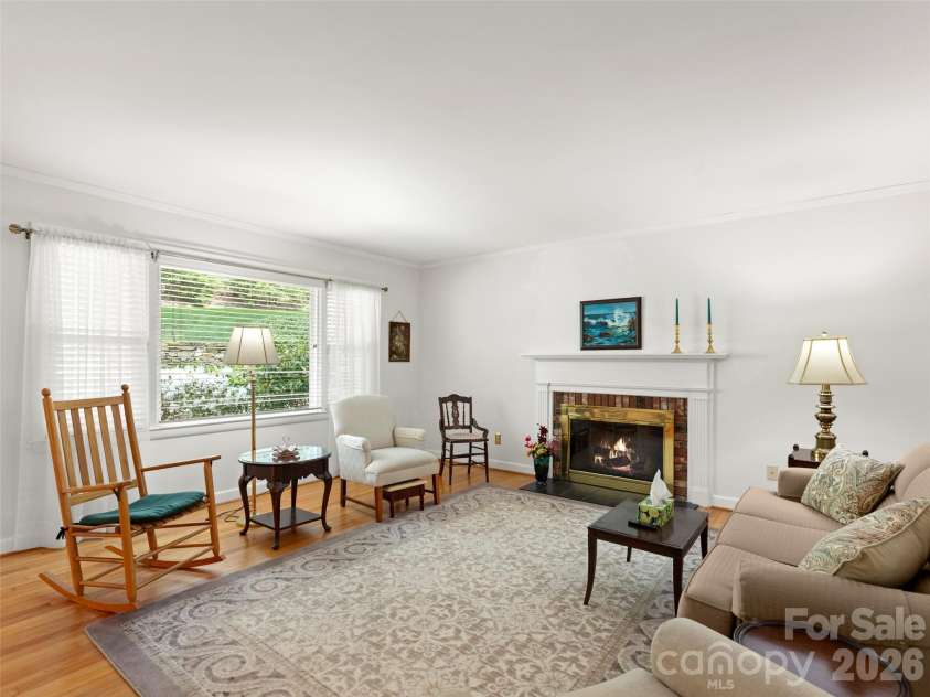 32 Westridge Drive, Asheville, NC 28803.  MLS# CAR4371050, YatesRealty ID 15586. 
