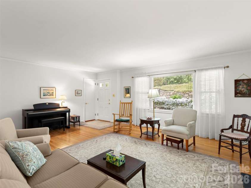 32 Westridge Drive, Asheville, NC 28803.  MLS# CAR4371050, YatesRealty ID 15586. 